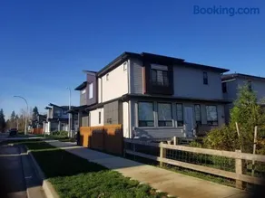 BRAND NEW LUXURY 4 Beds 4 baths Home Langley Perfect for Families and Groups - Image 3
