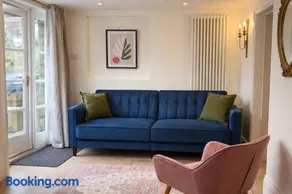 Heron Stays Bath- Charming Village Cottage, 3 Bedrooms, Parking, Garden, Just 3 Miles to Bath Centre, Sleeps 6 - Image 2