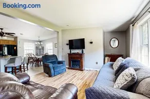 Charming cottage near the beach with balcony, deck, grill, fireplace - dogs OK - Image 2