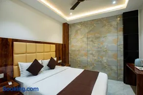 Brown Inn Luxury Hotel Near US Consulate BKC - Image 1