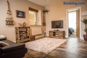 Deluxe Rustic Charlestown Themed Apartment - Image 1