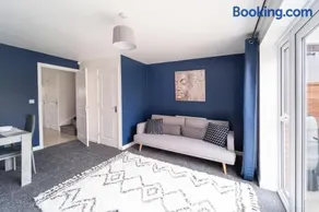 Entire comfy 3 bed house with free driveway parking x2 Gloucester - Image 3