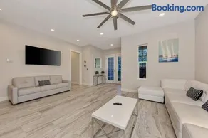 Courtyard Home with Pool, Spa & Sauna close to Beach & City Center - Image 3