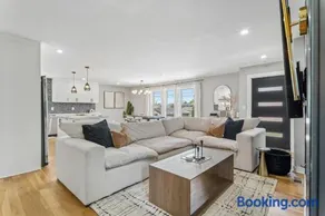 Modern 3BR Retreat Near NYC, EWR & MetLife - Image 2