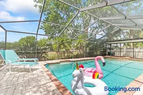 Family Retreat with Free Heated Pool, Game Room, Sleeps 10, Bikes, BBQ Grill, 15 minutes to Honeymoon Island - Image 1