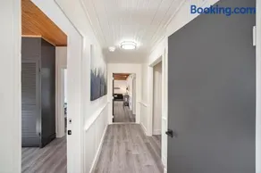Center Suite B - Image 5