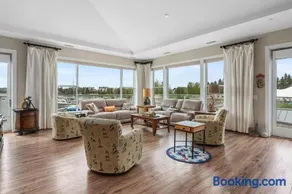 Harbor Master 101: Luxurious 3-bedroom condo in Bay Harbor, MI, perfect for relaxation. - Image 2