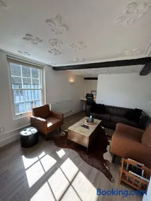Rustic Elegance Town Centre Flat - Image 3