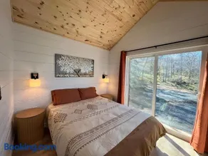 Yosemite Chalet, Spacious Tiny Home with Mountain Views! - Image 1