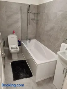 Newly Renovated Cosy 1 bed flat, 4 minutes walk to Town Centre, 3 minutes walk to the train station, Free parking, Modern, fresh and spacious living room, Netflix ready smart TV, Wifi - Image 5
