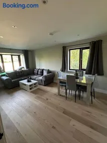 2 Bedroom Flat in Anerley with free parking - Image 2