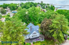 Beautiful home with Ping-Pong, fast WiFi & W/D - walk to dining - Image 1