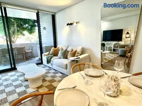 Chic 1BR Walk to Coogee Sands & Hospital - Image 2