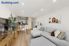Neutral Bay 46 Young Furnished Apartment - Image 2