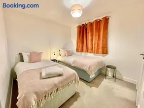 Churchill House 3 Bedroom Sleeps 6 Free Parking - Image 2