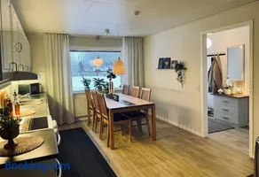 Guestly Homes - Spacious 3BR Apartment with 6 Beds - Image 2