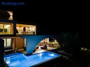 Euphoria Villa, 9 bdrs with private pools, beachfront - Image 3