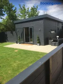 Willow Court Farm Studio West & Petting Farm, 8 mins to Legoland & Windsor, 15 mins to Lapland UK - Image 3