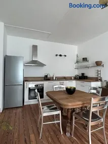 Chez La Vieille Dame - Image 1