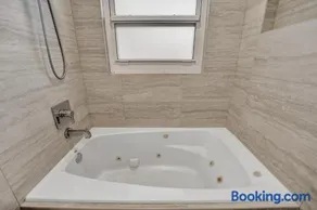Private Room in Spacious 3-Bedroom Home - Image 4