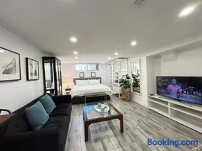 Modern Lux Family Rooms - KingBed - Near Sheppard W Station Toronto - Image 2