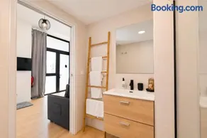 Caracol - Entire Apt - Near Beach and Stadium by Río Turia Apartments - Image 1