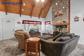 Southern Comfort - AC, Hot Tub,Centrally Located, Fenced Yard, BBQ - Image 2