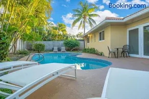 Stunning 4 Bedrooms House with Pool 6 minutes to the Ocean - Image 5