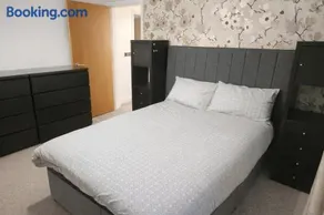 2 Bed Flat - Close to airport & station - Image 2