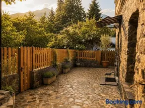 The Stone Garden Apartment - free parking, private yard - Image 1