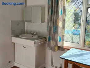 Homestay with calm laptop-friendly rooms - close to beach - Image 2