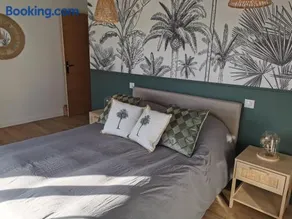 Jolie maison en pierres avec piscine et parking - Image 2