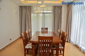 Luxury Lakeside Villa Gated - Image 4