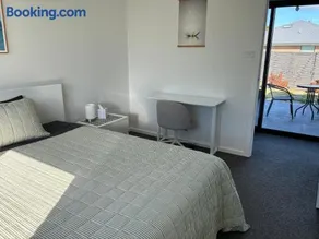 Brand new, central location - Image 3