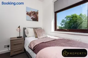 Spacious 3 bed, 2 min from A1 - Image 3