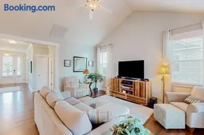 Beach Cove Charmer: St James quiet home, professionally decorated & near the beach - gas grill & AC - Image 3