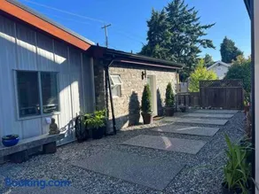 Private Bright Modern Studio! Queen bed ! - Image 1