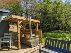 Hut In The Glade, Shepherds Hut with Hot Tub - Image 2
