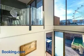 Lux Docklands District 3-level TH *FreeParking - Image 2
