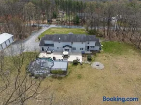 Luxe Lrg Pocono House for 18 Hot Tub/Gameroom/Pool - Image 2