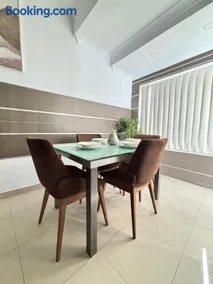 Spacious 1-Bedroom Retreat Cafés, Wine Bars & Old Town at Your Doorstep - Image 5