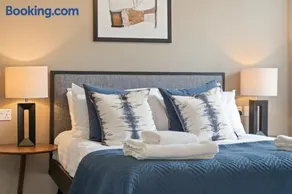 Richmond Row Apartments - Free On-Site Parking, WiFi & EV - Image 5