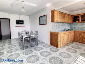 Spacious Apartment in Calodyne with Enclosed Garden - Image 5