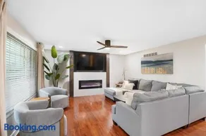 The Sleepy Tiki - game room, tiki lounge, firepit - Image 1