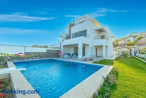 unique villa with heated pool and Spa - Image 2