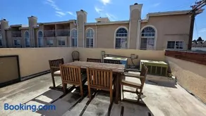 Stylish 2 Bedroom plus Loft with Rooftop Patio and Views Near Beverly Hills, Walk to Restaurants and Markets - Image 4