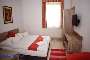 Varga Apartmanház - Image 1