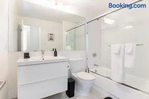 Serene 1 Bedroom apartment with fitness room in SF - Image 2