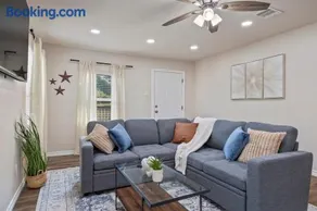 The Avenue F Getaway Modern 3BR by Downtown - Image 1