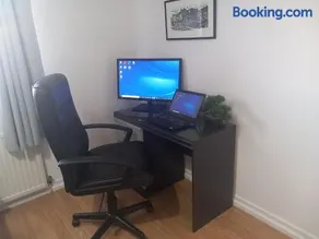 Douglas Apartment - Trains to Edin & Glasgow - Private Parking - Image 5